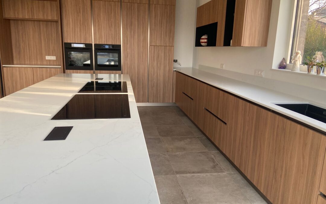 Cuisine sur mesure épurée et intemporelle dans une nouvelle construction